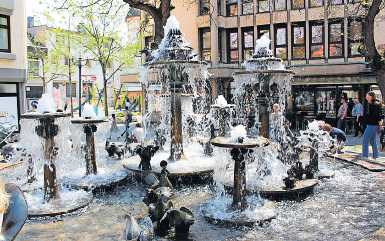 Der Elwetritschebrunnen von Gernot Rumpf zählt zu den Wahrzeichen der Stadt Neustadt FOTO: MARKUS PACHER