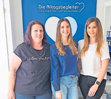 Arbeiten im Kuseler Büro der Alltagsbegleiter: Nina Theobald, Leiterin Selina Dorow und Marina Didun (v.l.). FOTO: SUSANNE CAHN