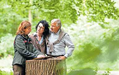 Die Försterin hilft bei dem Ausfüllen eines Grabvertrages, wenn die Beisetzung eines geliebten Menschen in einem Friedhofswald erfolgen soll. FOTO: DJD/FRIEDWALD