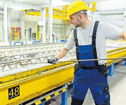 Eine Ausbildung zum Betonfertigteilbauer eröffnet sehr gute Karriereperspektiven FOTO: DJD/BBF/IZB