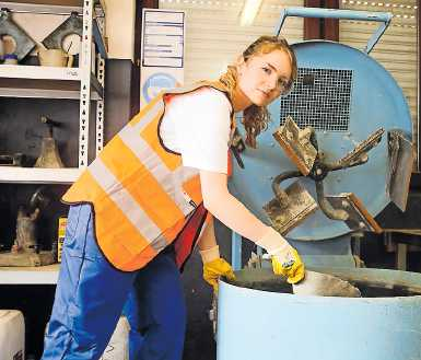 Die Betonbranche bietet viele Ausbildungsangebote mit sehr guten Perspektiven - ob als Verfahrensmechaniker, Betonbauer oder Baustoffprüfer FOTO: DJD/BTB/GAURIE VERMA