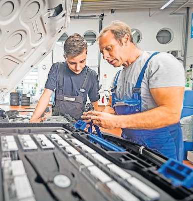 Die Lehre als Kfz-Mechatroniker gehört zu den beliebtesten handwerklichen Ausbildungen FOTO: DJD/KFZGEWERBE/TIMO VOLZ