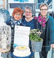 Feiertn 2024 das zehnjährige Jubiläum von POP-2000-Bekleidung: Inhaberin Judith Geuer (Mitte) und die Mitarbeiterinnen Vera Theobald (links) und Doris Weidler. FOTO: OSKAR WELLER