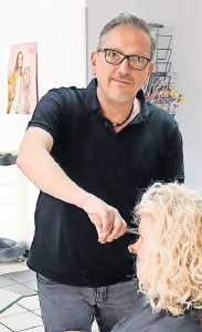 Friseurmeister Alex Bartosch bei der Arbeit. FOTO: MWL