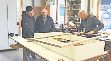 Gemeinsam am Werk: Lukas Cappel (links), Schreinermeister Walter Cappel (Bildmitte) und Mitarbeiter Marco Aulenbacher. FOTO: MANFRED WELLER