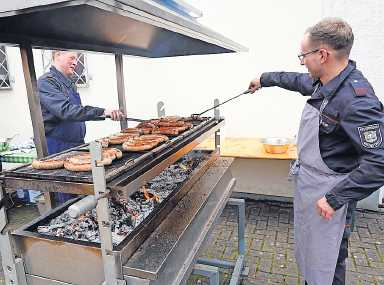 Die Wehr löscht Feuer nicht nur, sondern nutzt es auch für ihre herzhaften Snacks beim Tag der offenen Tür. FOTO: ANJA BENNDORF