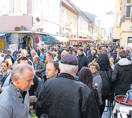 Beim verkaufsoffenen Sonntag hoffen die Einzelhändler auf eine volle Fußgängerzone. ARCHIVFOTO: ANJA BENNDORF