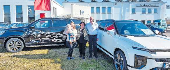 Henzel Automobile stellt beim Frühlingsfest neue Modelle vor: Geschäftsführer Martin Henzel, unterstützt von Ehefrau Anita und Tochter Kathrin mit Nachwuchs. FOTO: MMÖ