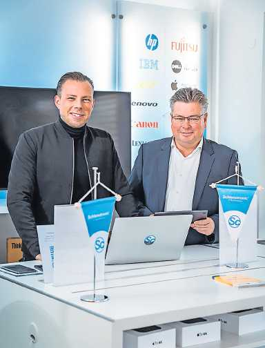 Wolfgang Schlenstedt, geschäftsführender Gesellschafter (r.), mit seinem Sohn Max Olov Schlenstedt. FOTO: SCHLENOTRONIC/GRATIS