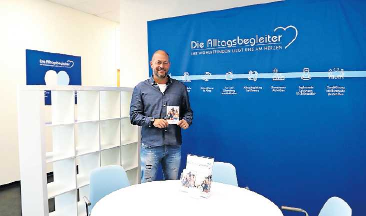 Jens Krieger ist mit seinem Unternehmen gerade vom Erdgeschoẞ am Stiftsplatz 5 in neue, größere Räumlichkeiten im vierten Stock desselben Gebäudes eingezogen. FOTO: MIDE