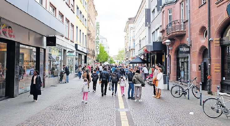 Gut gelaunte Menschen strömen auch in die Seitenstraßen.