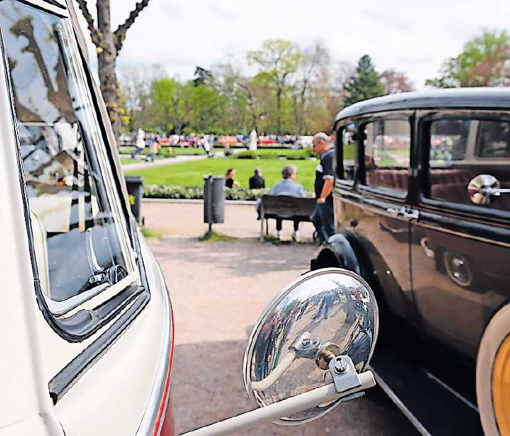Automobiler Glanz auf dem Schlossplatz. FOTO: THK (2023)