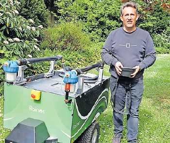 Pflegt, gestaltet und reinigt: Thorsten Wenzel. FOTO: MMÖ