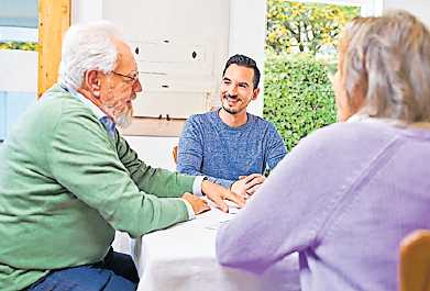 In der Pflegeberatung bieten sich interessante Arbeitsmöglichkeiten für Fachkräfte, zum Beispiel bei der Beratung von Pflegebedürftigen vor Ort. FOTO: DJD/COMPASS PRIVATE PFLEGEBERATUNG