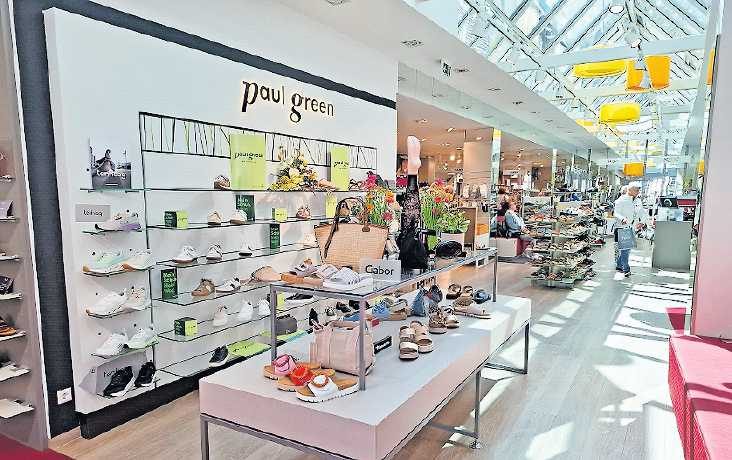 Transparent und lichtdurchflutet präsentieren sich im Schuhhaus Grahn die Schuhtrends Frühling-Sommer. FOTO: STEFAN ENDLICH