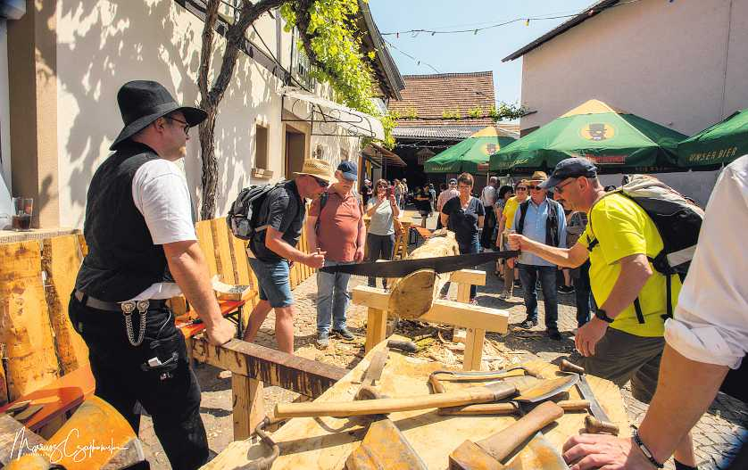 Zimmerleute führen ihr Handwerk vor. FOTO: CZAJKOWSKI/GRATIS