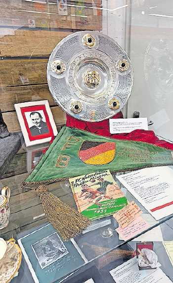 Die Meisterschalen sind der ganze Stolz. FOTO: VIEW