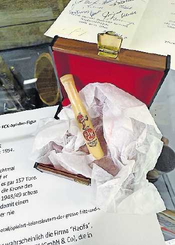 Werners Lieblingsstück: eine Zigarettenspitze. FOTO: VIEW