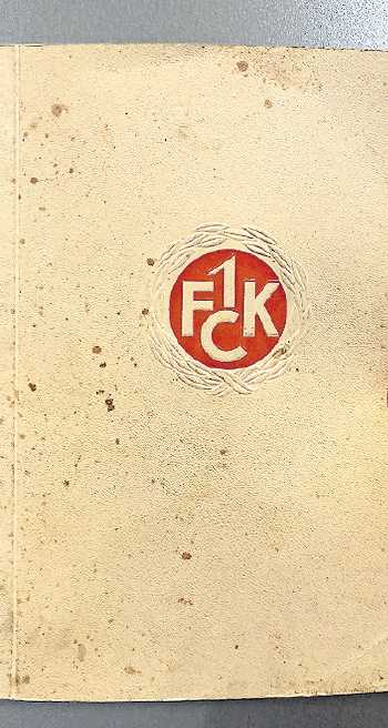 Die Festschrift „50 Jahre 1. Fußball-Club Kaiserslautern e. V.“ aus dem Jahr 1950 enthält Beiträge und Grußworte von Größen aus der Welt des Sports. FOTO: TORBEN MÜLLER