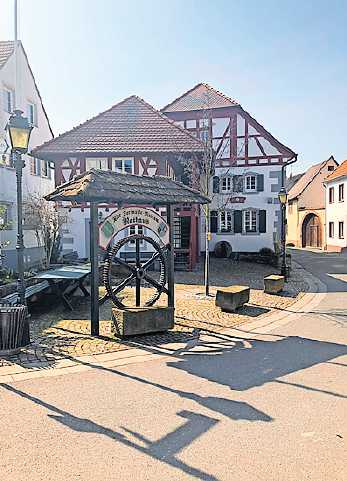 Im Mittelpunkt: die liebevoll restaurierte Dorfmühle. | Foto: oho