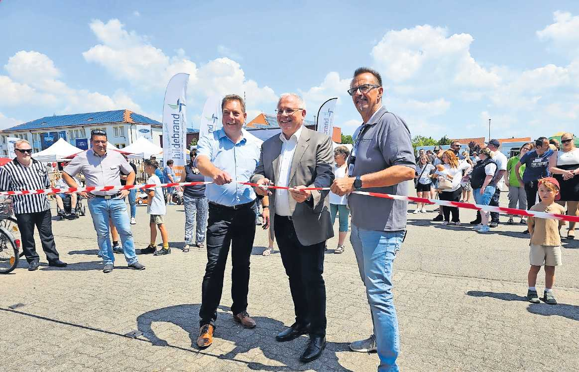 Eröffnungszeremonie mit Banddurchschneiden beim letzten Haßlocher Wirtschaftsmarkt 2023. Von links: 1. Beigeordneter Carsten Borck, Landrat Hans-Ulrich Ihlenfeld und Oliver Steinel, 1. Vorsitzender Gewerbeverein Haßloch e. V. FOTO: EVA BENDER/GRATIS