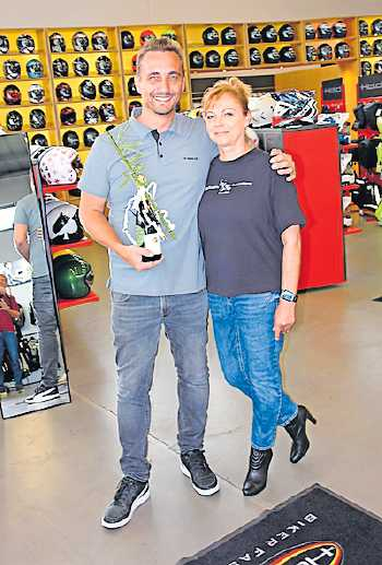 Firmenchef Markus Held und die bisherige Inhaberin Ute Seiboth bei der Feier zur Übergabe und Neueröffnung. <i>FOTO: STEFAN ENDLICH</i>