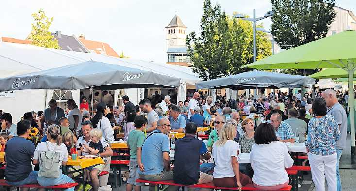 Gut beschirmt: Besucher des Grünstadter Festes. Foto: Stadt/oho