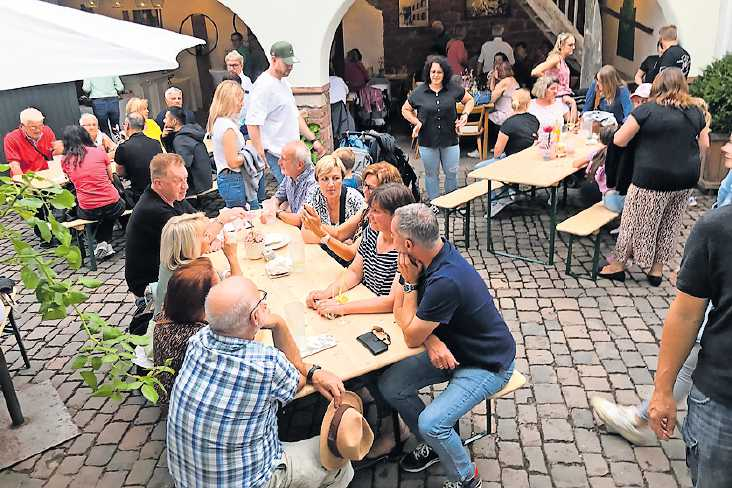 Bei kühlen Getränken, schmackhaftem Essen und musikalischer Unterhaltung kommt beste Stimmung auf. FOTO: WINZERGEMEINSCHAFT MÜHLHOFEN/GRATIS