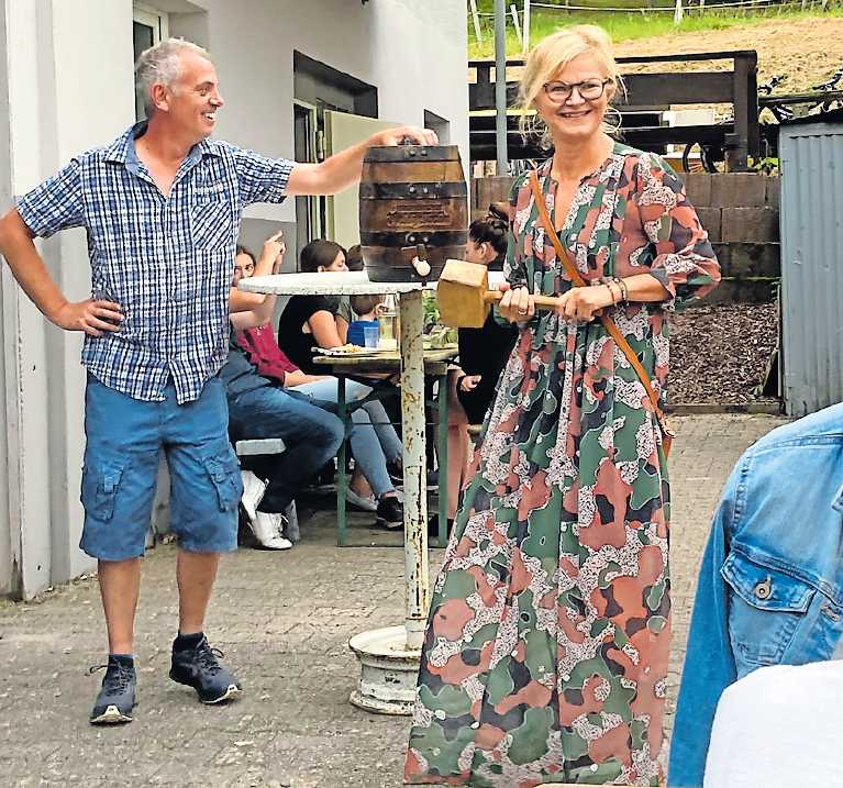 Joachim Kirsch, 1. Vorsitzender des SV Silz, und Ortsbürgermeisterin Elke Mandery beim Fassanstich. FOTO: HARRY BAUER/SILZ/GRATIS