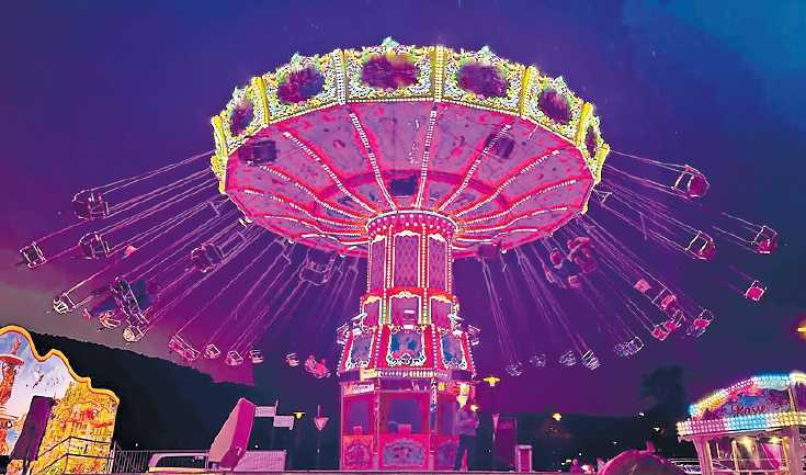 Ein absoluter Klassiker und Dauergast auf dem Wurstmarkt: Das Kettenkarussell „Wellenflug“ dreht nachts stimmungsvoll beleuchtet seine Runden. FOTO: SANDRINA LEDERER