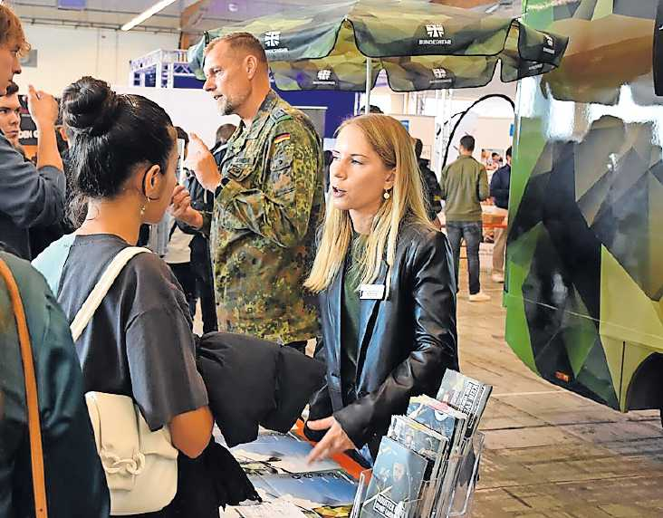 Der Stand der Bundeswehr ist immer gut belagert, auch von jungen Frauen. FOTO: LELLE/GRATIS