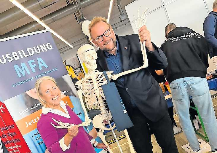 Oberbürgermeister Markus Zwick und Landrätin Susanne Ganster treiben auf der Messe gern Schabernack. FOTO: LELLE/GRATIS