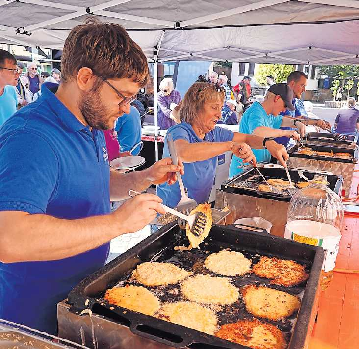 Die fleißigen Bräter der Lebenshilfe werden Grumbeer-Pannekuchen zubereiten. FOTO: ANJA BENNDORF