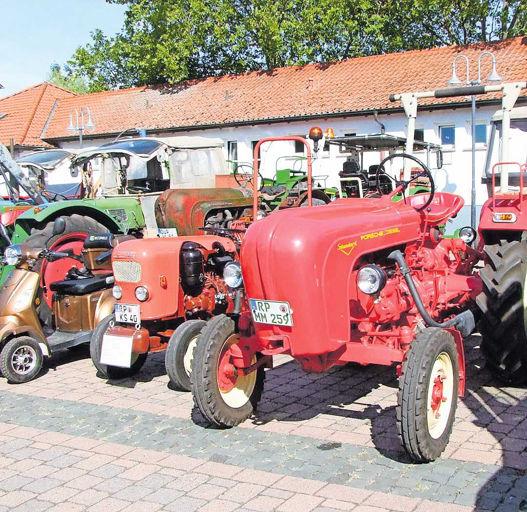 Auf dem Schulhof sind am Sonntag Oldtimertraktoren zu bestaunen. FOTO: GEMEINDE/GRATIS