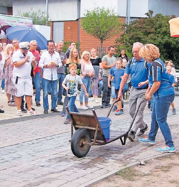 Geschicklichkeit und Schnelligkeit sind gefragt beim Schubkarrenrennen. FOTO: GEMEINDE/GRATIS