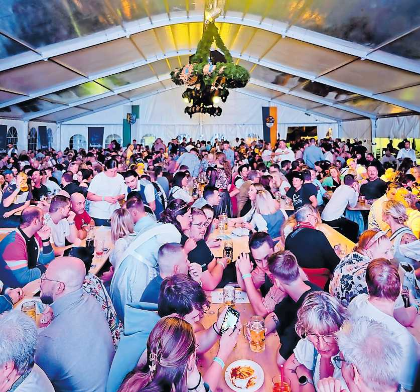 Stimmungshoch im ausverkauften Festzelt. FOTO: GEMEINDE HAßLOCH/GRATIS