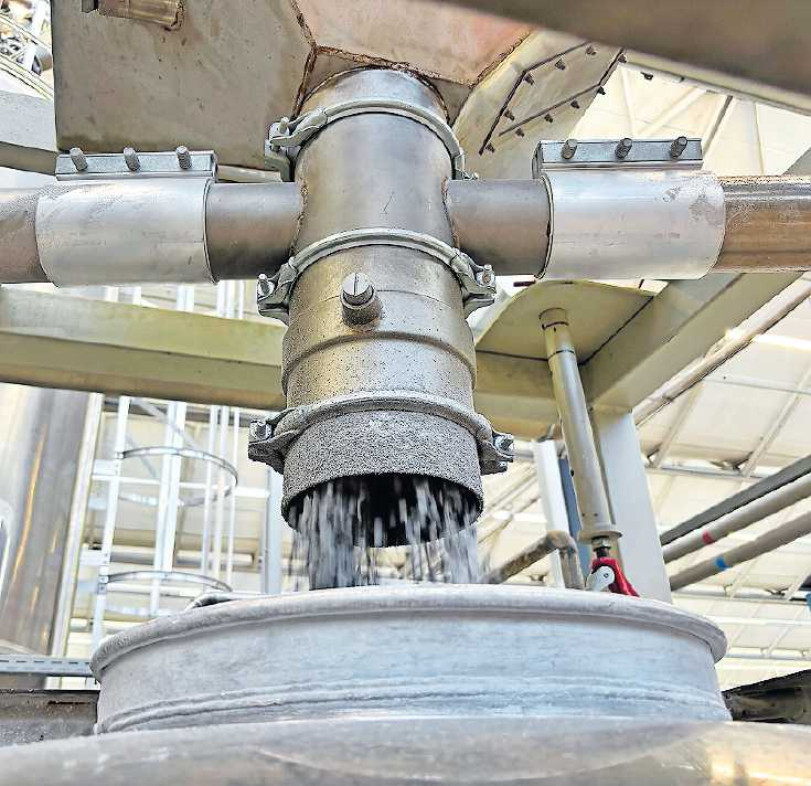 Aus alten Fenster werden neue Kunststoffprofile geformt. Das geschrotete Material ist in großen Säcken verfüllt. FOTO: PHKR