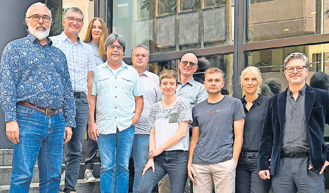 Das Großressort (von links): Olaf Lismann, Peter Müller, Ines Hensel, Klaus Hofter, Erhard Stern, Elena Bruckner, Ralf Joas, Simon Müller, Kara Ballarin und Leiter Adrian Hartschuh. Es fehlen: Annette Weber, Eckhard Buddruss und Oliver Sperk. FOTO: ELISIA RUIZ/OHO