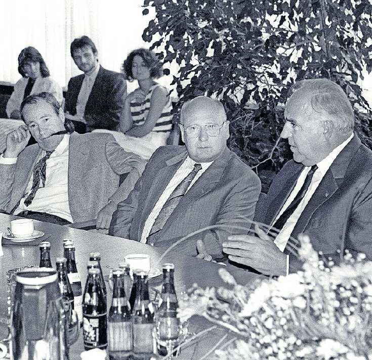 Fritz Schlossareck (Mitte), der zweite Chefredakteur, den die RHEINPFALZ hatte, im Gespräch mit Bundeskanzler Helmut Kohl. Auch heute noch besuchen regelmäßig bekannte Größen aus Politik, Wirtschaft und Sport die Redaktion. FOTO: KUNZ