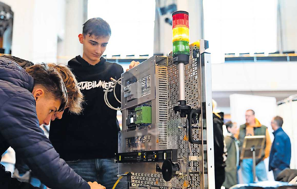 Die Messestände bieten einen konkreten Einblick in die Tätigkeitsfelder der präsentierten Berufe.
