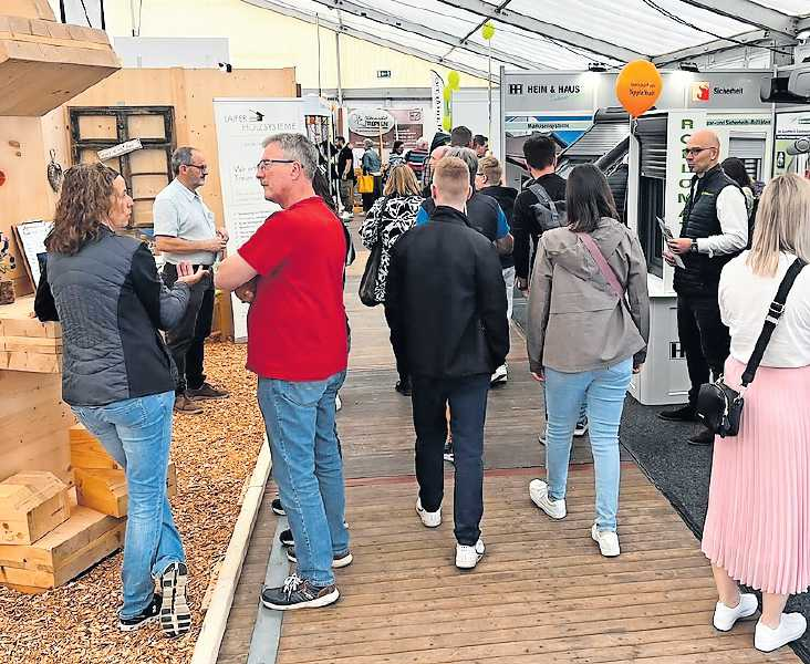 Beim Messebummel kann der Besucher viele Produkte anschauen und sich seine Fragen beantworten lassen. FOTO: BAUMESSE/GRATIS