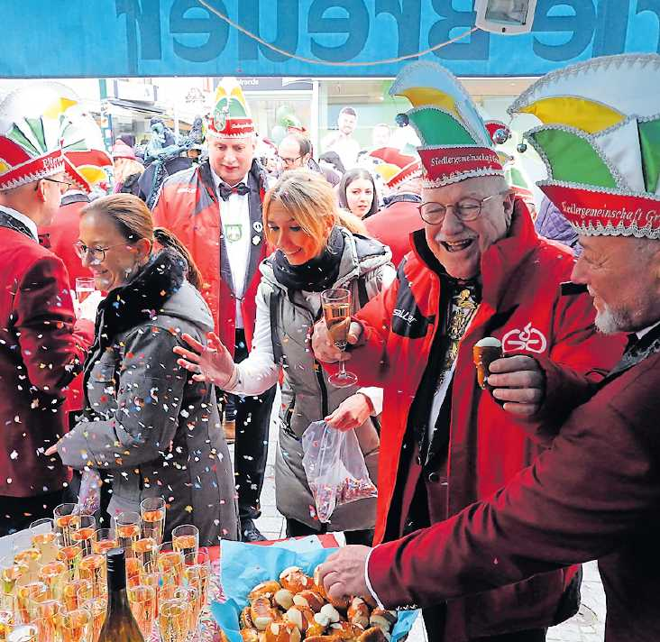 Snacks und Sekt bei der Papeterie Breuer. FOTO: ANJA BENNDORF