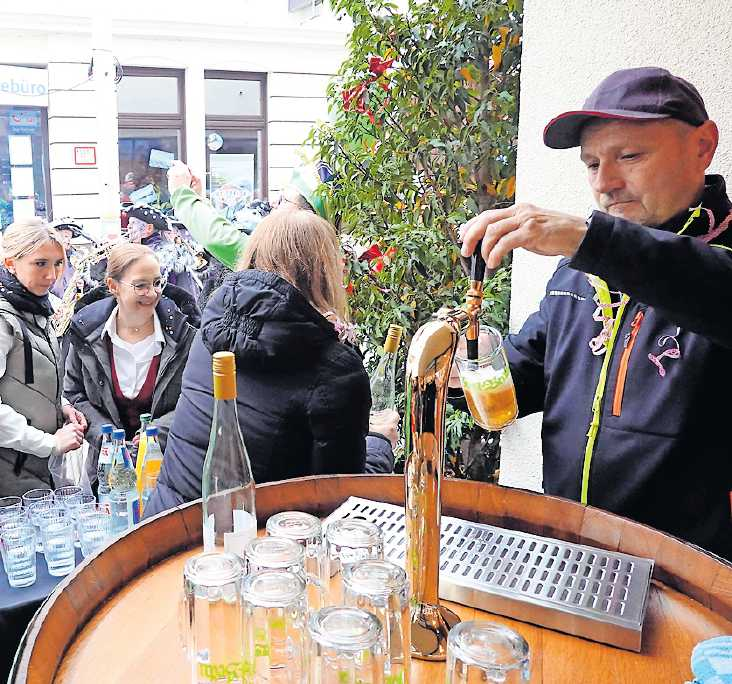 Vor dem Modehaus fließt Jost-Bräu. FOTO: ANJA BENNDORF