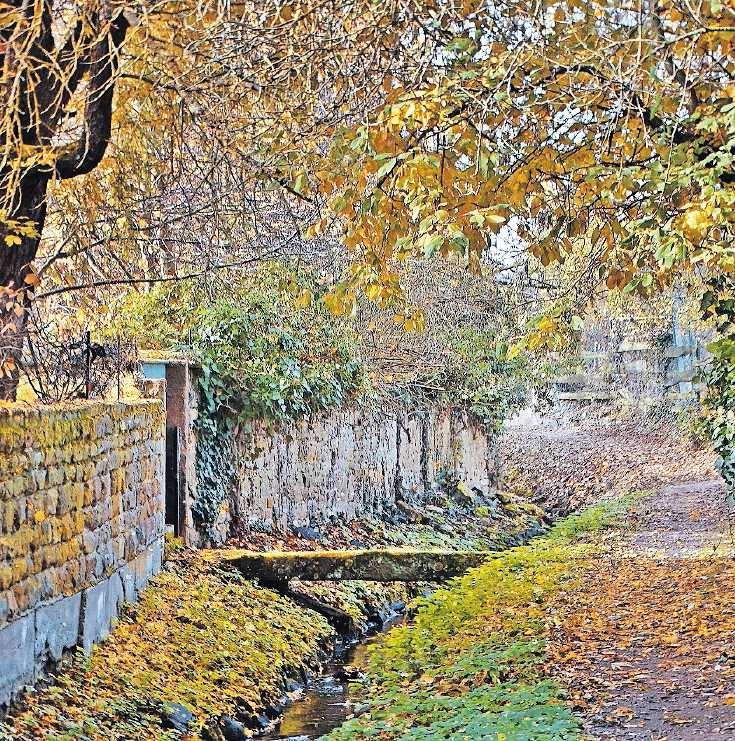 Mauerwerk aus Sandstein säumt den Pfad. FOTO: SIGRID LADWIG