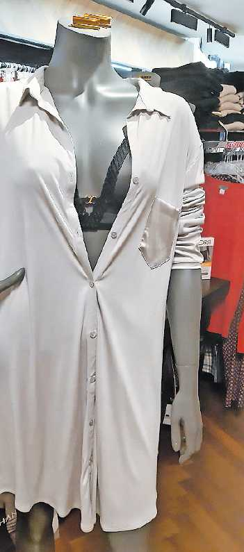 Rot ist traditionell an Weihnachten angesagt, heißt es bei Ramonas Wäschetraum. Ebenfalls im Trend:„Kimonos, die man einfach so drüberziehen kann.“ FOTO: SANDRINA LEDERER