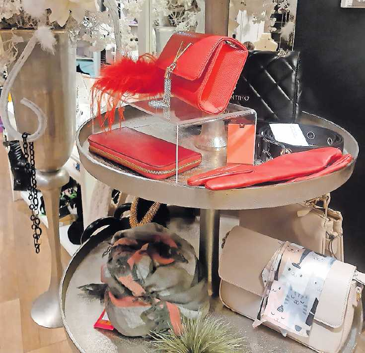 Accessoires bieten sich immer als schöne Geschenke an, lautet eine Empfehlung bei OnTop. FOTO: SANDRINA LEDERER
