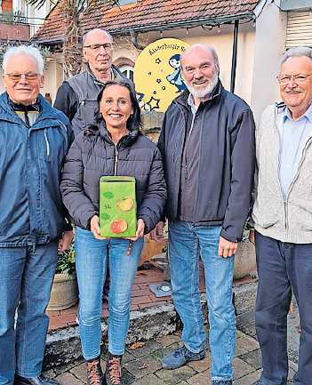 Dankbar für Spenden: Beate Däuwel freut sich über eine Apfelsaftspende aus Schifferstadt. FOTO: XSM