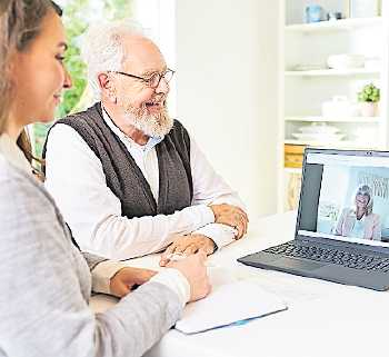 Auch wenn nicht alle am selben Ort sind, kann man sich für die Organisation der Pflege an einen Tisch setzen. FOTO: DJD/COMPASS-PRIVATE-PFLEGEBERATUNG