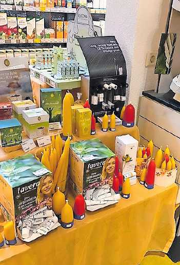 Handgefertigte Bienenwachskerzen findet man in der Naturwarenabteilung. FOTO: ABRAXAS/GRATIS