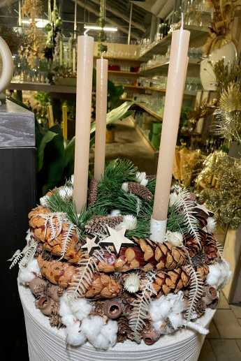 Auf jedes Detail kommt es an, damit die weihnachtliche Dekoration optisch und farblich harmoniert. FOTO: SCHUPP/GRATIS